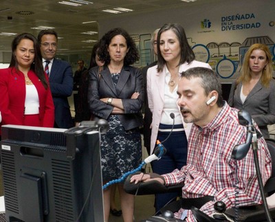 Un momento de la visita de Mercedes Peñas en la sede de Ilunion