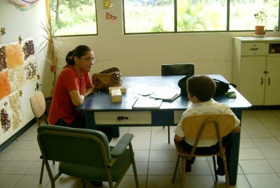 Una profesora instruye a un niño ciego en un aula impulsado en Costa Rica por FOAL
