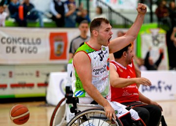 Uno de los jugadores del Amfiv celebra con rabia la consecución de una canasta