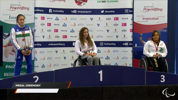Zabala, en el centro del podio, tras recibir la medalla de oro, junto a las ganadoras de la plata y el bronce