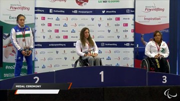 Zabala, en el centro del podio, tras recibir la medalla de oro, junto a las ganadoras de la plata y el bronce
