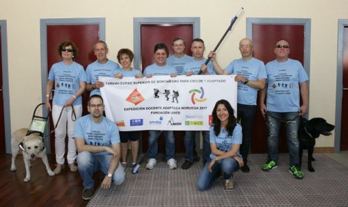 Foto de los componentes de expedición durante la presentación 