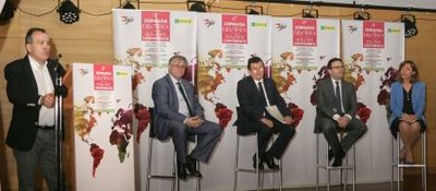 De izda. a dcha. Luis Natalio Royo en el atril, Máximo Gutiérrez, Ángel Sánchez, Juan Espinosa y Elena Martín 