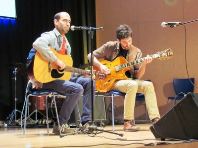 Actuación de un dúo de guitarras en la Jornada