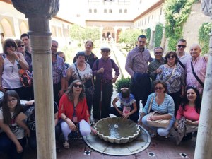 El grupo de afiliados en la Alhambra, con el Patio de los Leones al fondo