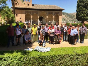 El grupo posa en los jardines exteriores del palacio