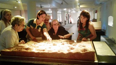 El grupo recibe explicaciones ante una maqueta de las expuestas en el Museo