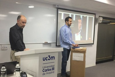 El profesor García Crespo (a la izquierda) y Javier García Pajares durante la presentación