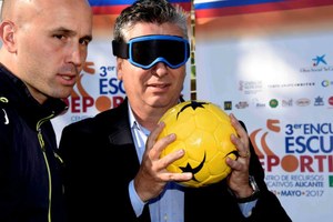 Fernando Marco con antifaz y balón adaptado
