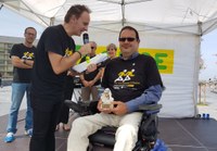 Fernando Mitxelena (en silla de ruedas), en el momento de recoger el galardón