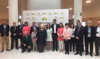 Foto de familia de autoridades y premiados en Vitoria
