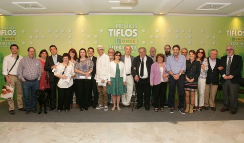 Foto de familia de los ganadores de los tiflos de literatura junto a los miembros de los jurados y responsables de la ONCE