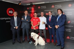 Foto de familia de los representantes de la FEDC y de EDP en la presentación del vídeo junto a sus protagonistas