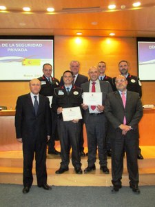 Foto de familia de los vigilantes de ILUNION distinguidos por Interior