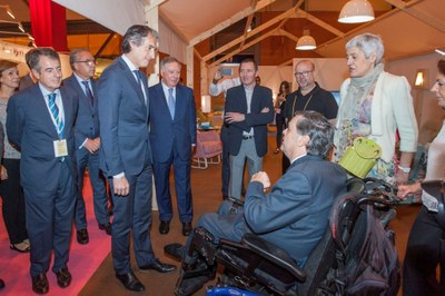 Jesús Hernández (en silla) recibe a De la Serna a su llegada a la 'casa accesible'
