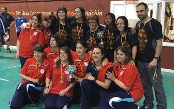Las jugadoras de Aragón posan, felices, con su trofeo de la Liga de Goalball 