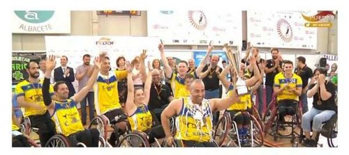 Los jugadores del ILUNION festejan el triunfo sobre la cancha de Albacete