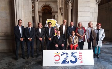 Los participantes en el acto posan con el logotipo conmemorativo