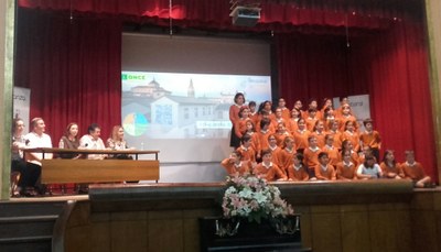 Los pequeños escolares, junto a los responsables del colegio y de la ONCE