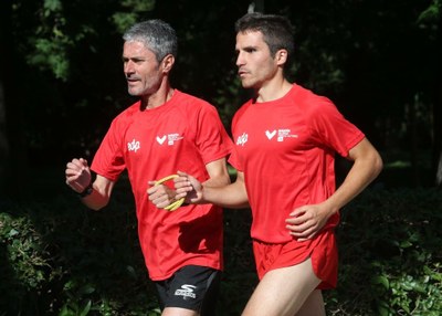 Martín Fiz (a la izquierda) corre junto a Pablo Cantero, unidos por un cordón