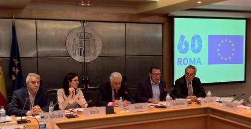 Miguel Ángel Cabra (a la izquierda) en la mesa presidencial de la reunión CESE-CES, en Madrid