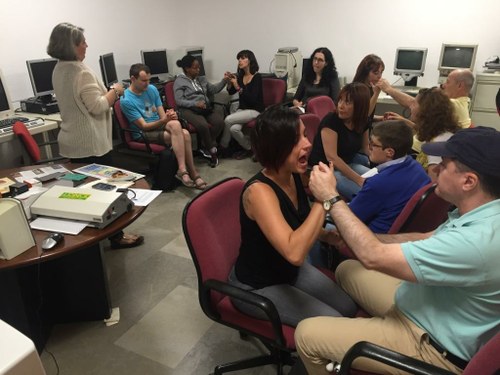 Participantes con sordoceguera en una jornada organizada en la territorial de Andalucía con motivo del Día de Internet