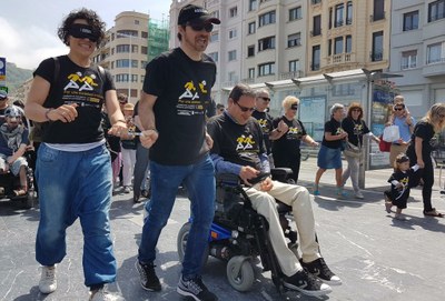 Participantes en la carrera, en el barrio de Gros