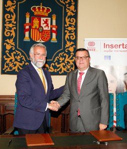 Ramos (a la izquierda) y Martínez Donoso estrechan sus manos tras suscribir el convenio