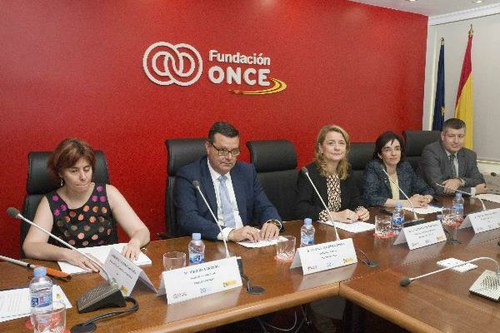 Representantes de Fundación ONCE y del Ministerio de Defensa en la Mesa de presentación del informe