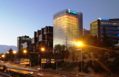 Vista nocturna del precioso edificio Torre ILUNION iluminado