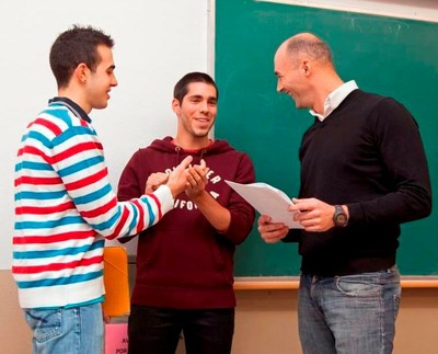 Estudiante sordociego junto a un mediador y un profesor