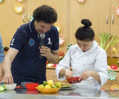 Pepe y Laura montan una pizza de frutas