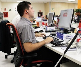 Un joven trabajador con discapacidad visual