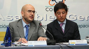 Anxo Queiruga (a la izquierda) y Borja Fanjul, en la inauguración de la Asamblea