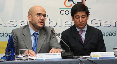 Anxo Queiruga (a la izquierda) y Borja Fanjul, en la inauguración de la Asamblea