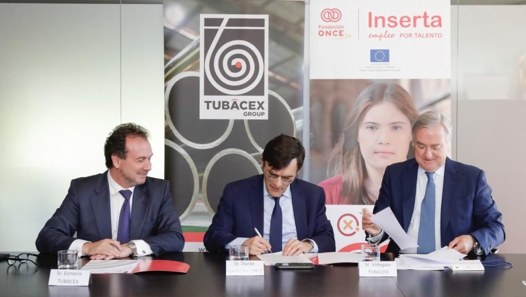 De izquierda a derecha (en la firma del acuerdo), Jesús Esmorís, Alberto Durán y Álvaro Videgain
