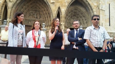 La presidenta del Consejo Territorial en Castilla y León, Arancha Casado, presenta la exhibición de perros guía en la plaza de la Catedral de León