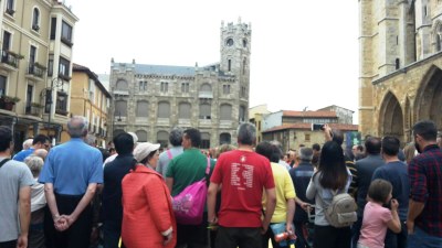Numeroso público asistente a las actividades de calle organizadas por la ONCE en León