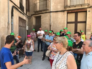Un grupo de la ONCE visitando el casco antiguo de Ontinyent