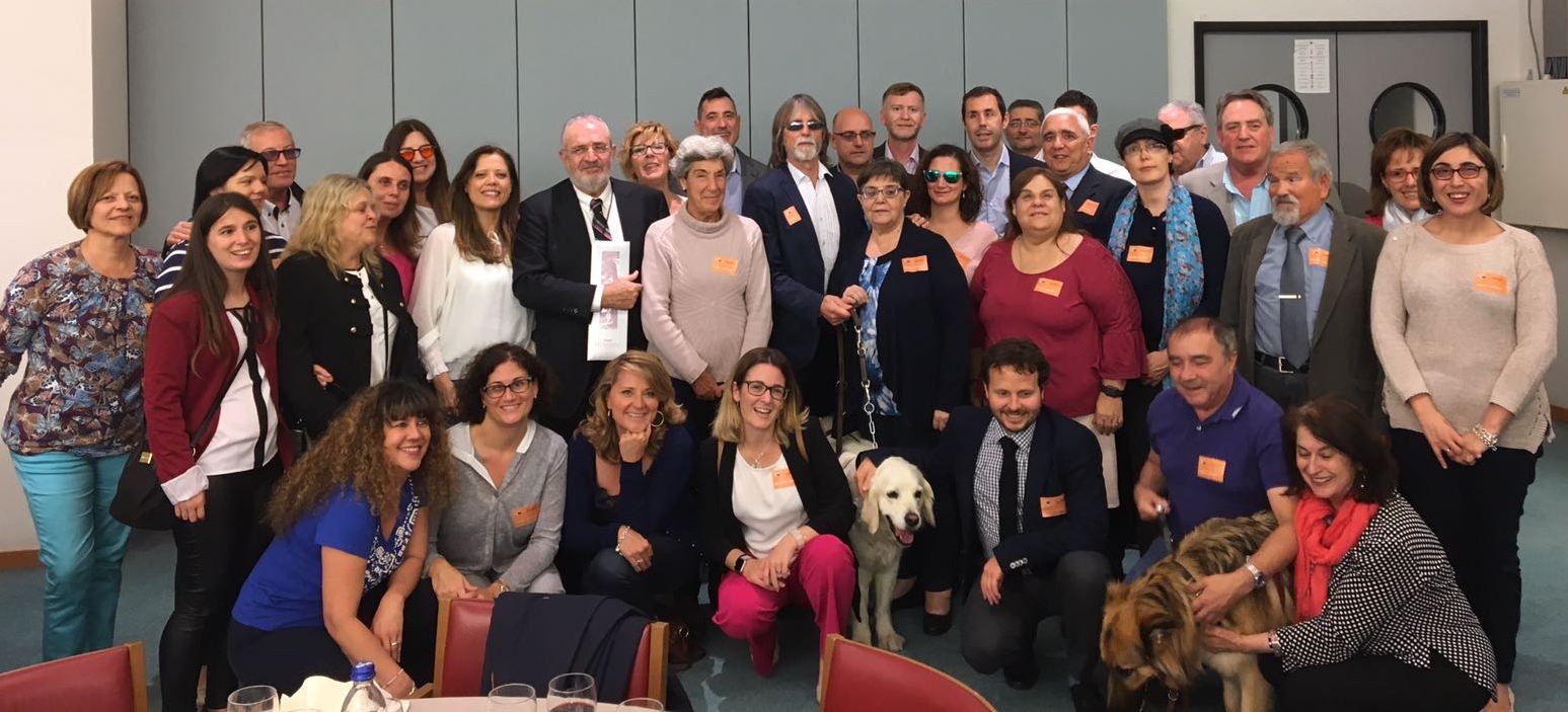 Díaz de Mera (de pie) y Rosa Estarás, ambos en el centro de la imagen, con la delegación de la ONCE