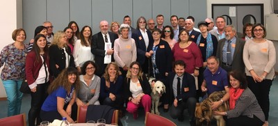 Díaz de Mera (de pie) y Rosa Estarás, ambos en el centro de la imagen, con la delegación de la ONCE