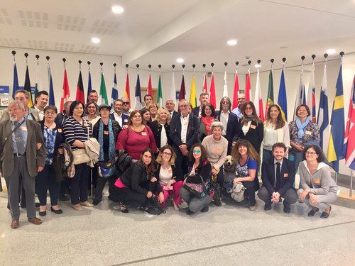 Foto de familia de la delegación al completo en la sede del Parlamento Europeo