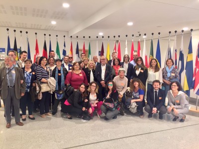 Foto de familia de la delegación al completo en la sede del Parlamento Europeo
