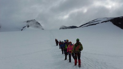 Hilera de expedicionarios volviendo del pico