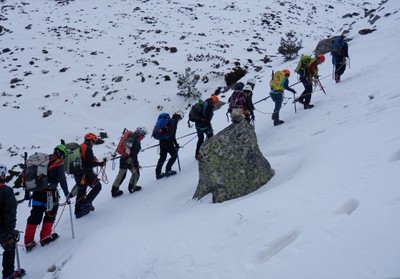 Plano lateral de todo el grupo en plena ascensión