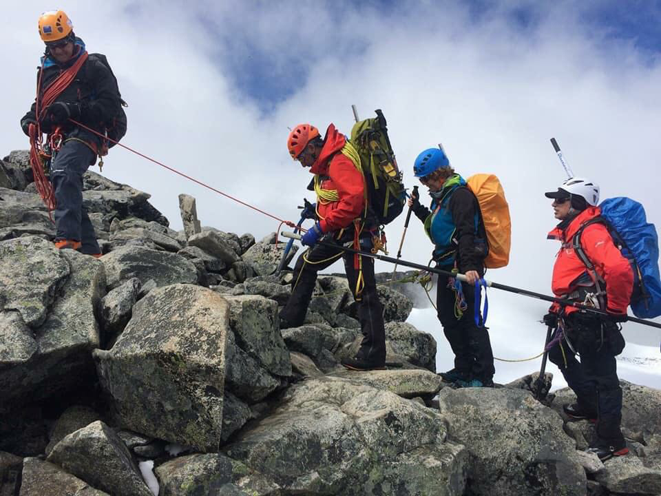Varios expedicionarios realizan el recorrido cogidos a la barra direccional