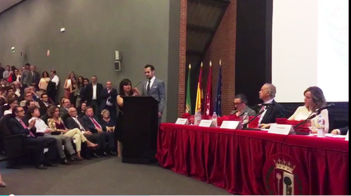 García Pajares se dirige al auditorio durante el acto, acompañado por su mediadora Lorena Gonzalo