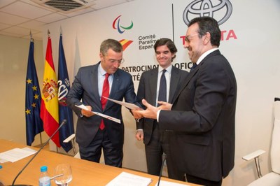 Miguel Carballeda (a la derecha) y Agustín Martín intercambian sus correspondientes copias del convenio, en presencia de Jaime González