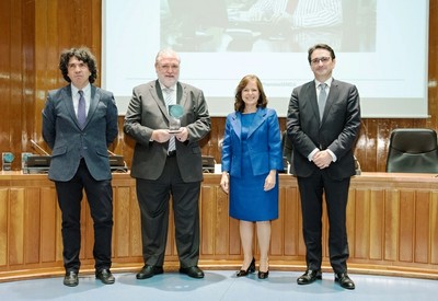 Pablo Martín (segundo por la izquierda), con galardón, junto a las autoridades que le hicieron entrega del mismo