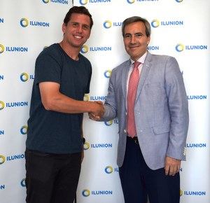 Paquito Navarro (a la izquierda) sella el acuerdo con un apretón de manos con Alejandro Oñoro
